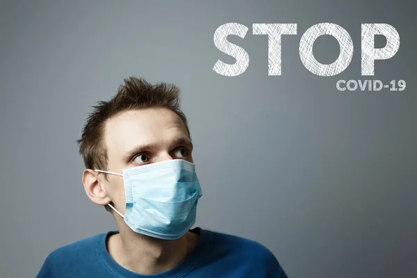 Coronavirus kontroll koncept Man i medicinsk mask — Stockfoto