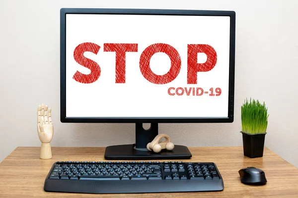 Datorskärm med textstopp covid-19 — Stockfoto