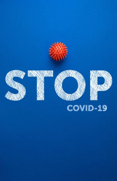 Вірус на синьому фоні з текстовою зупинкою ковадла-19 — стокове фото