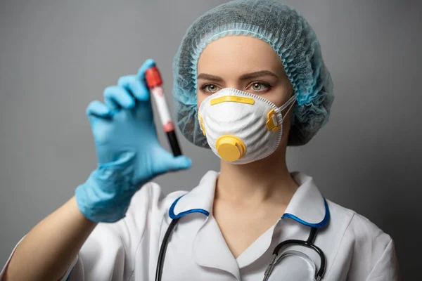 Hemşire elinde kan örneği tutuyor.. 