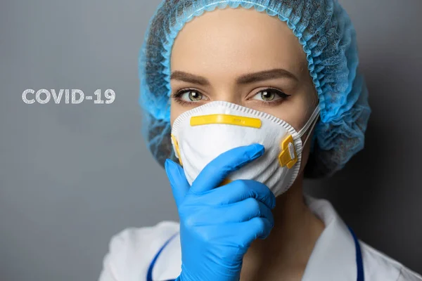 Νοσοκόμα με μάσκα έννοια της καταπολέμησης του coronavirus — Φωτογραφία Αρχείου