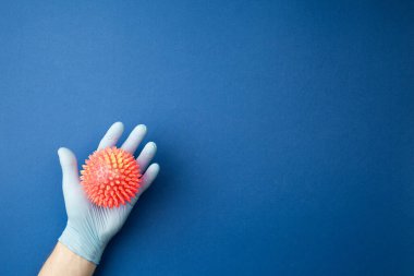 Steril eldiven verin. Virüs taklidi yapın.