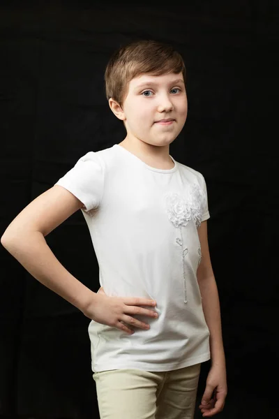 Portret van een klein mooi meisje. — Stockfoto