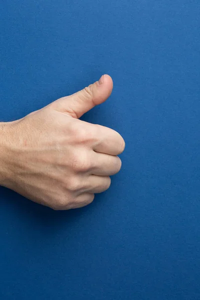 Права рука показує великий палець вгору . — стокове фото