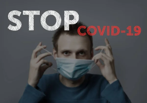 Koncepcja kontroli koronawirusu Człowiek w masce medycznej — Zdjęcie stockowe