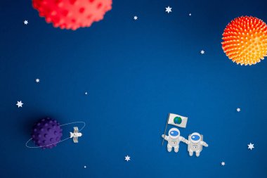 Astronot, yıldız ve roket ile mavi arkaplan