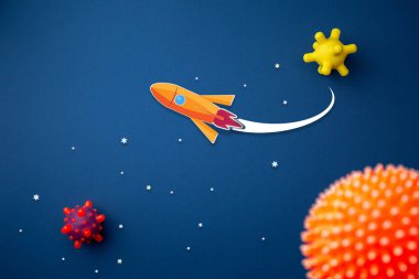 Astronot, yıldız ve roket ile mavi arkaplan
