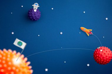 Astronot, yıldız ve roket ile mavi arkaplan