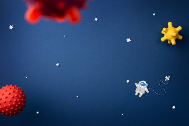 Astronot, yıldız ve roket ile mavi arkaplan