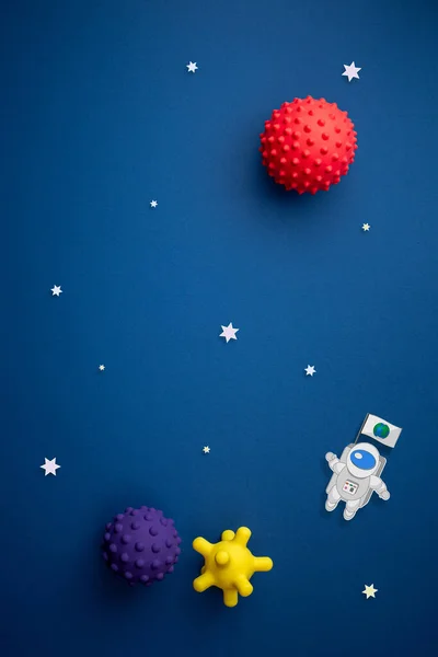 Fondo azul con astronauta, estrellas y cohete —  Fotos de Stock