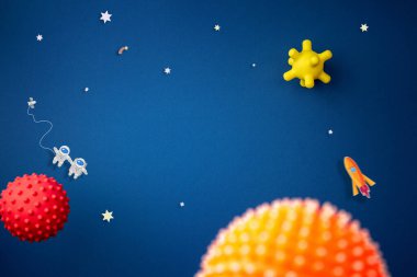 Astronot, yıldız ve roket ile mavi arkaplan
