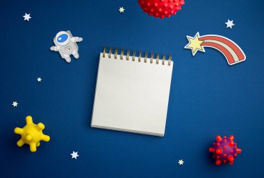 Astronot, yıldız ve roket ile mavi arkaplan