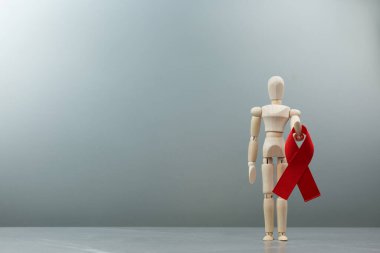 Tahta figür ve HIV kırmızı kurdelesi