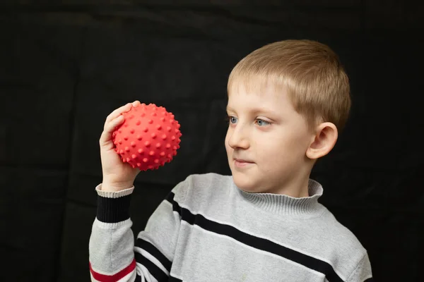 Niño desconfiado mira el modelo de virus en sus manos —  Fotos de Stock