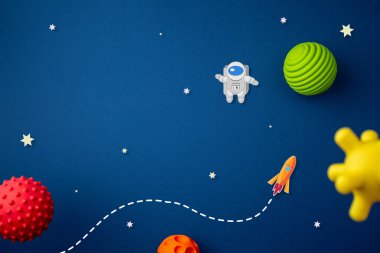 Astronot, yıldız ve roket ile mavi arkaplan
