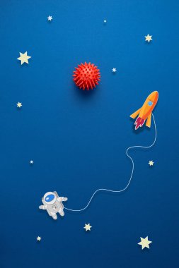 Astronot, yıldız ve roket ile mavi arkaplan