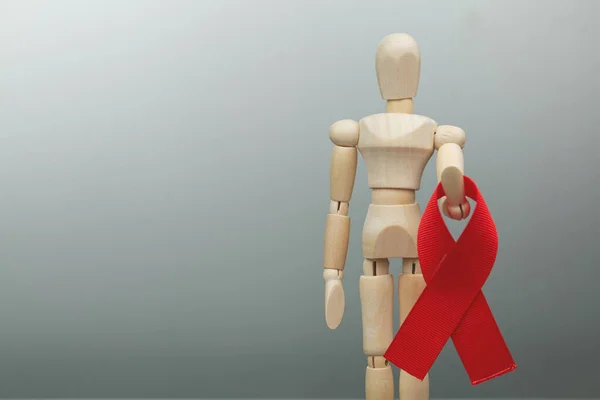 Figura in legno con nastro rosso HIV — Foto Stock