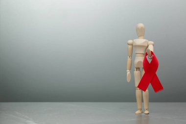 Tahta figür ve HIV kırmızı kurdelesi