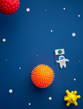 Astronot, yıldız ve roket ile mavi arkaplan