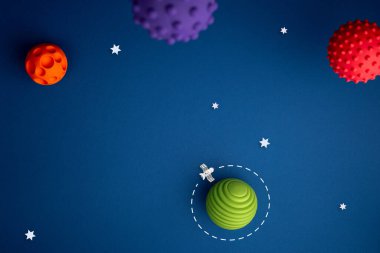 Astronot, yıldız ve roket ile mavi arkaplan