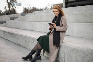 Akıllı telefondan mesaj yazan güzel kız..