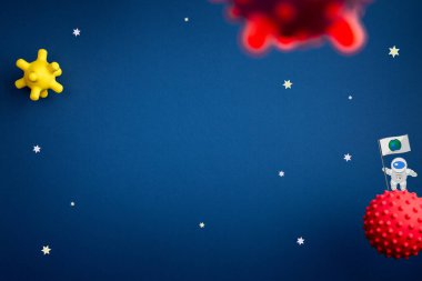 Astronot, yıldız ve roket ile mavi arkaplan