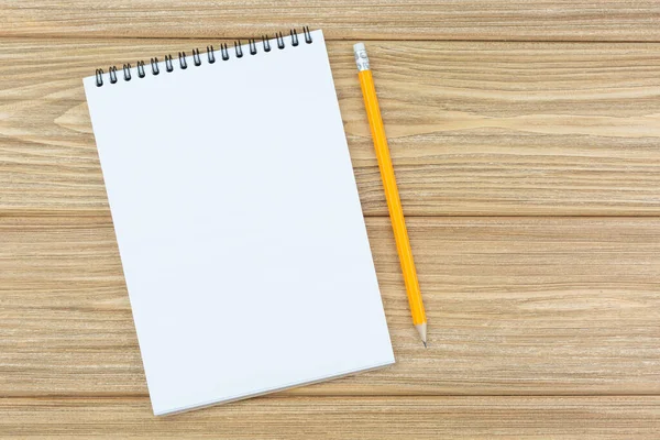 Cuaderno espiral abierto y lápiz — Foto de Stock