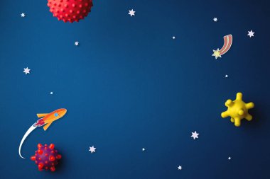 Astronot, yıldız ve roket ile mavi arkaplan