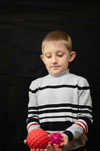 Niño desconfiado mira el modelo de virus en sus manos —  Fotos de Stock