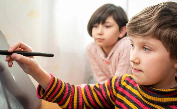 As crianças usam um tablet gráfico . — Fotografia de Stock