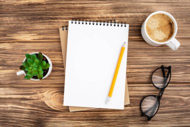 Kalem, bitki, bardak ve kahveli defter..