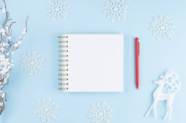 Mavi arkaplanda beyaz defter