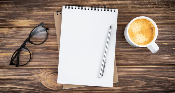 Cuaderno con pluma, vasos y café . — Foto de Stock