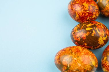 Mavi arka planda Paskalya yumurtaları.