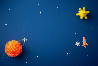 Astronot, yıldız ve roket ile mavi arkaplan