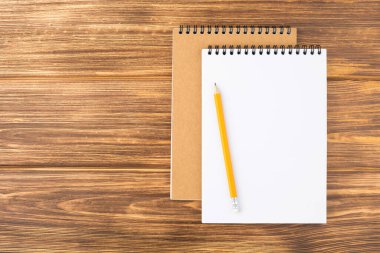 Ahşap zemin üzerinde kurşun kalem olan defter.. 