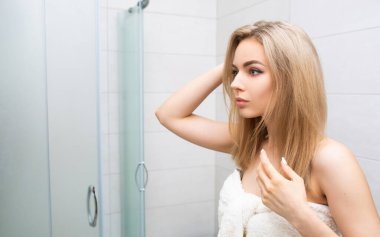 Banyo havlusundaki güzel kız..