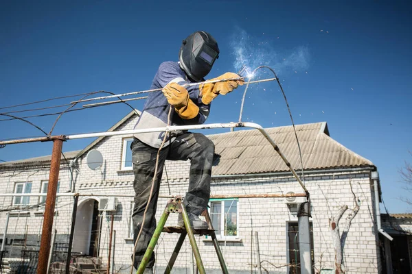 Metal bir yapının elektrik kaynağı