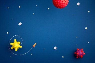 Astronot, yıldız ve roket ile mavi arkaplan
