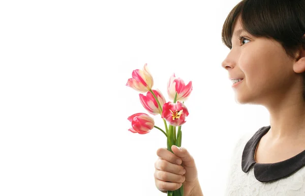 Kind mit Tulpenstrauß auf weißem Hintergrund. — Stockfoto