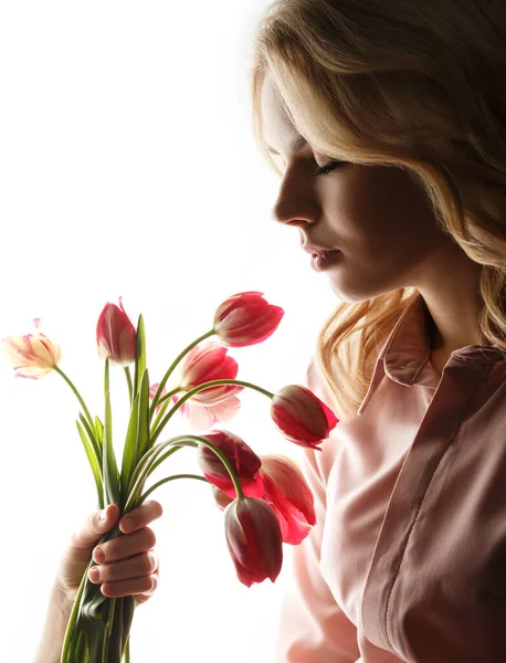 Bir buket lale taşıyan güzel bir kadın..