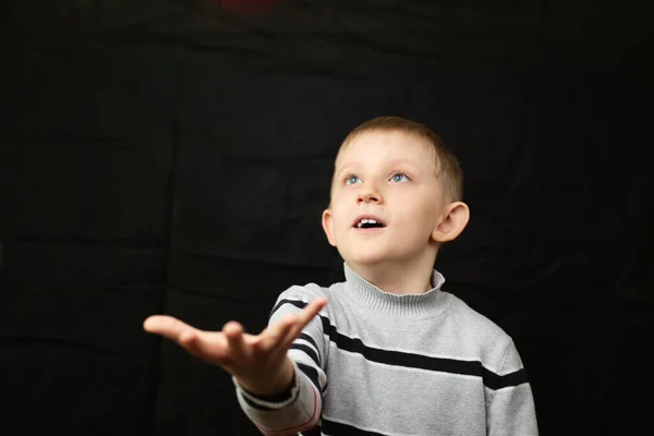 El niño sostiene la palma de su mano . —  Fotos de Stock