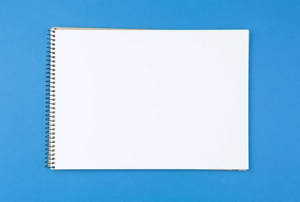 Скрапбук з графітовими олівцями на синьому фоні — стокове фото