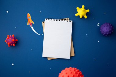 Astronot, yıldız ve roket ile mavi arkaplan