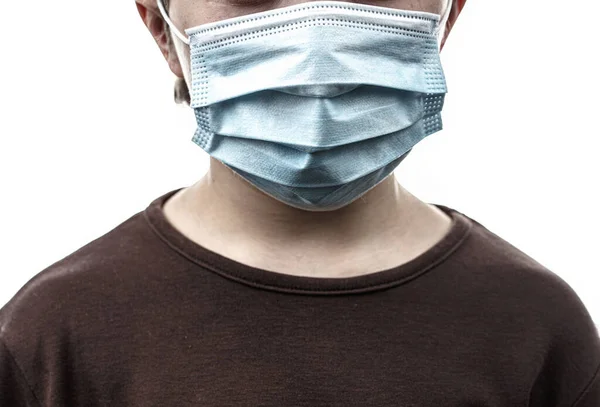 Ребенок в медицинской маске на белом изолированном фоне — стоковое фото