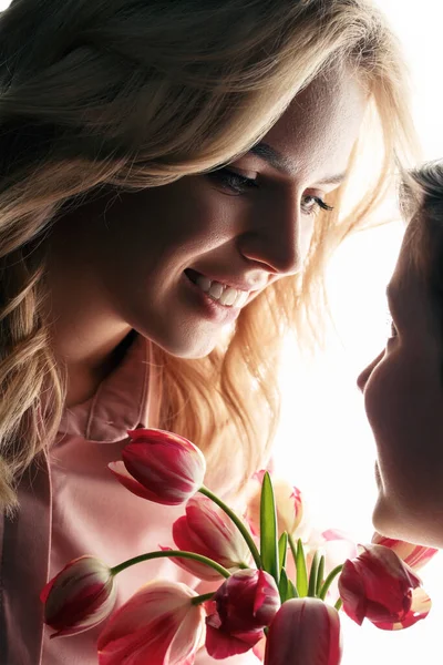 Vrouw en kind met een boeket tulpen — Stockfoto