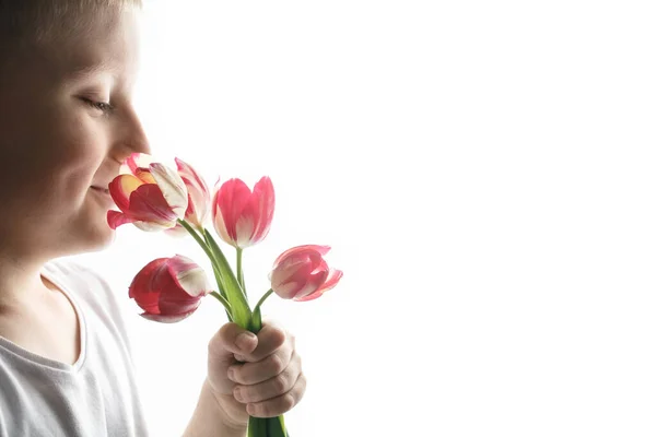 Kleiner Junge mit einem Strauß Tulpen — Stockfoto