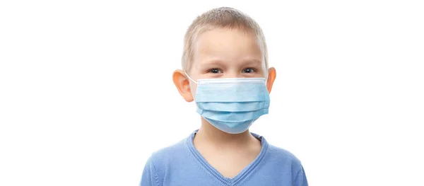 Tıbbi maskeli bir çocuğun portresi.