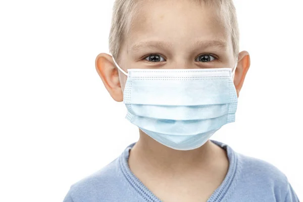Retrato de criança em uma máscara médica . — Fotografia de Stock