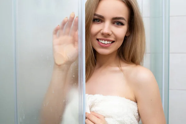 Mooi meisje in een bad handdoek. — Stockfoto